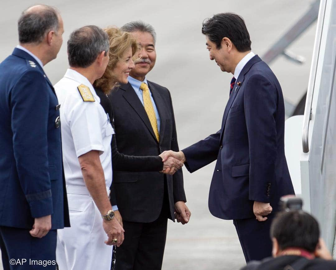 キャロライン・ケネディのインスタグラム：「Prime Minister Abe’s visit to Pearl Harbor with President Obama is a tribute to the power of reconciliation and the enduring friendship between the United States and Japan.  The close connections and shared values that unite our two nations allow us to work together to fight disease, explore the universe, create opportunity and promote human rights.  Prime Minister Abe’s visit is another important step forward in an extraordinary story of reconciliation and friendship. 安倍首相がオバマ大統領と共に真珠湾を訪問しました。これは和解の力および日米の揺るぎない友好関係のたまものです。両国をつなぐ緊密な関係と共通の価値観により、我々は疾病との闘い、宇宙探査、機会の創出や人権の促進で連携することができます。安倍首相の訪問は和解と友好という特筆すべき日米の歩みにおける、さらなる重要な一里塚となります。」