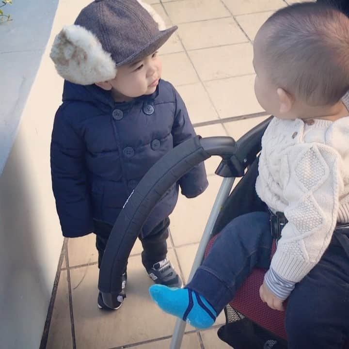 齋藤美波のインスタグラム：「✴︎ ※親バカすぎるのでご注意を 子供なりのコミニュケーション🗣💛❓ この動画が好きすぎる😭🙌🏽💕 @annaotai  #武玄の笑い方最近おかしい #愛想笑い #どこで覚えたの ・ #男の子#男の子ママ#1歳#9ヶ月#3ヶ月違い#仲良し#子供#3838g#ビックベイビー#親バカ #boy#baby#kids#cute#love#bigbaby」