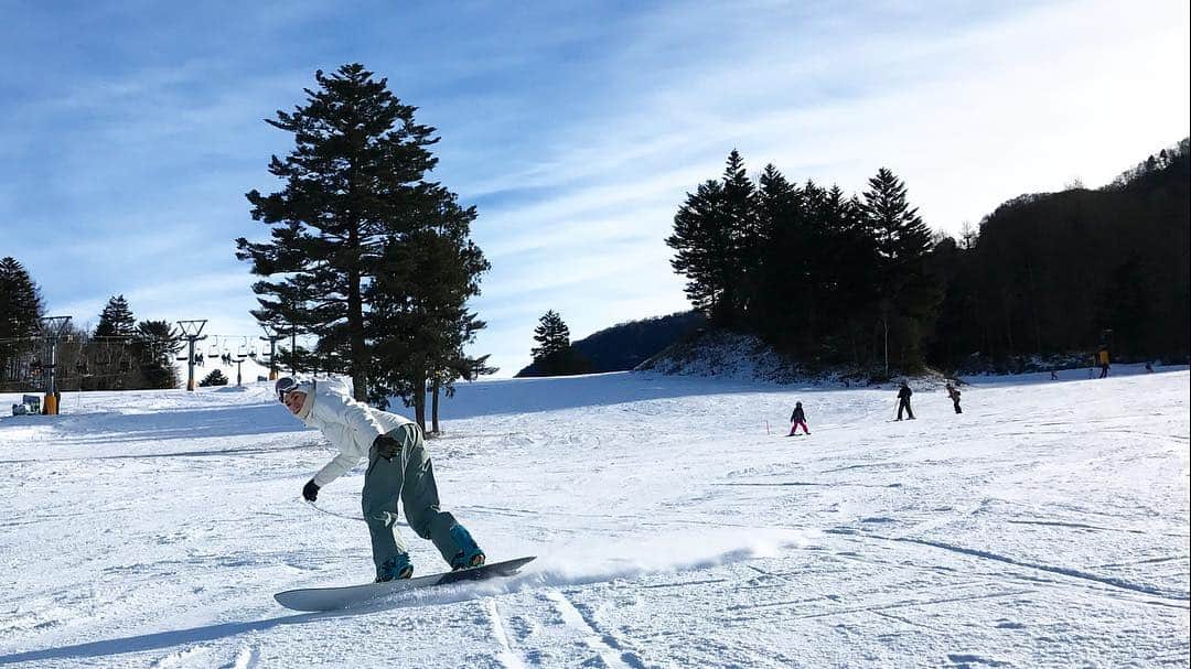 大日方久美子さんのインスタグラム写真 - (大日方久美子Instagram)「・ サーフィンをするように滑るスノーサーフ 🏄‍♀️ ・ スノボより軽やかでいいかも😏✨ ・  #snowsurf」12月29日 21時04分 - kumi511976