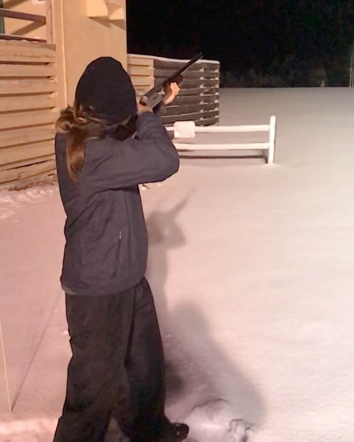 ヴィッキー・ハーストのインスタグラム：「Skeet shooting for the first time ever!!! Got my first hit on vid😂. Knocking down clay pigeons @peterfarner @kellyohurst #vickygotagun #skeetshooting」