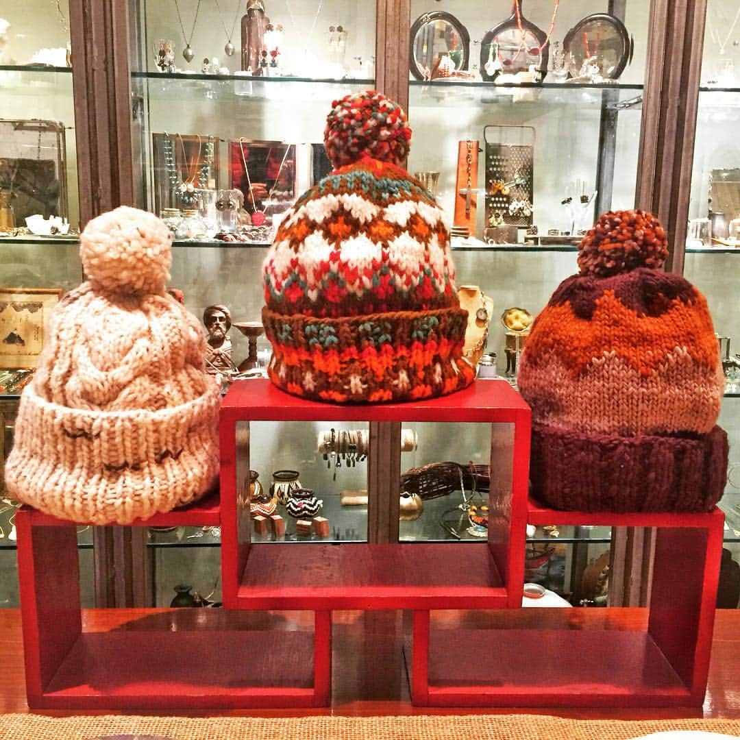 ユケテンのインスタグラム：「Limited quantities of our Chamula merino wool knit caps are now available at @bazar_venice ! Chamula knit items are made by the same pair of hands from spinning the merino yarn on small hand-built looms and hand-dyeing the rich colors so each item is one of a kind. . . #chamula #handknit #merinowool #cap #venice #california」