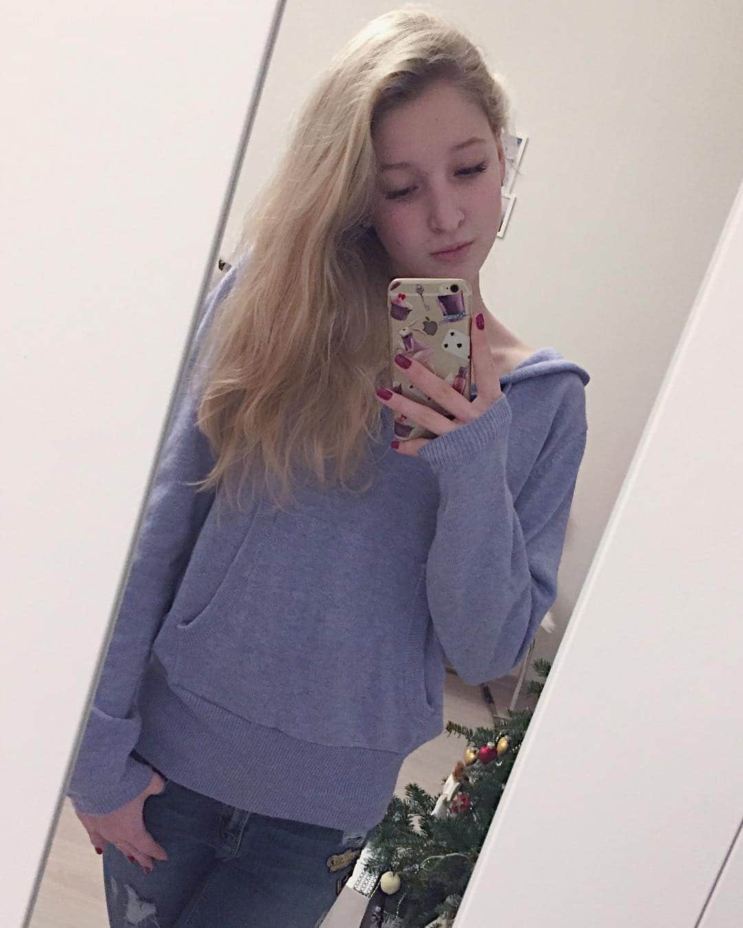 マリア・ソツコワのインスタグラム：「Just promise to leave all the negative and bad thoughts in the old year.And this time once and for always🙏🏼🙏🏼🙏🏼#MarySot #mariyasotskova #formeworldispink #goodmood #goodthings #goodnight」