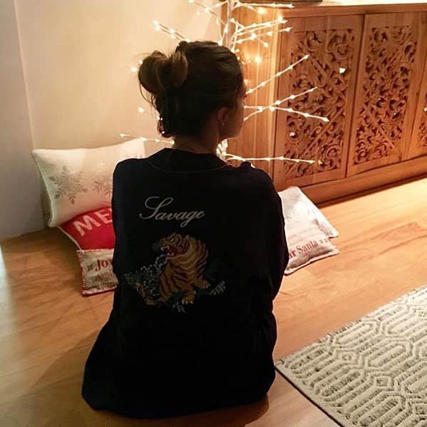 サラ・カルボネロのインスタグラム：「Buenas noches 🖤🌙」