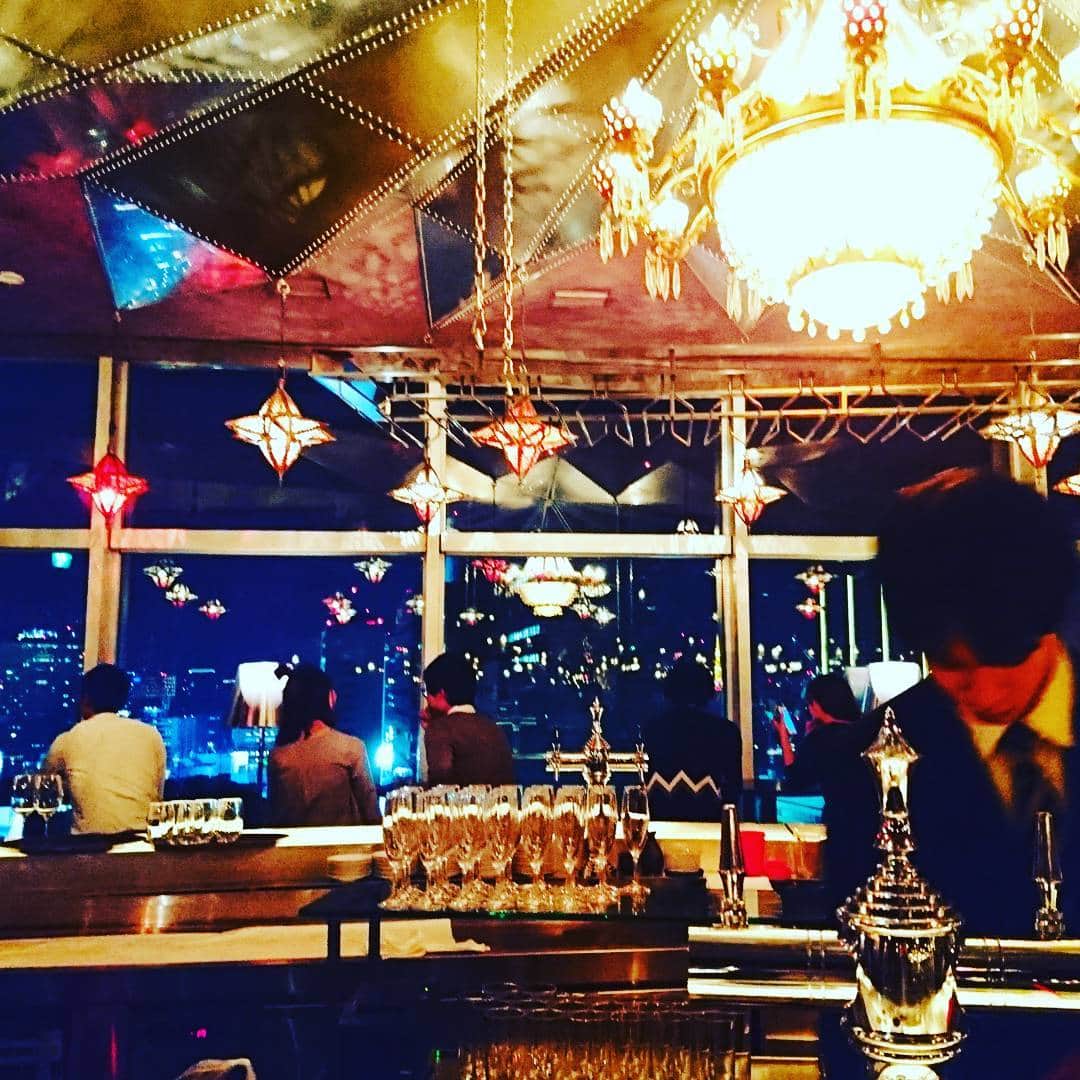 レガートさんのインスタグラム写真 - (レガートInstagram)「デートにも普段使いにもとっておきのレガート！目の前に広がる夜景を眺めつつ一年を振り返ってみてはいかがでしょうか。  #レガート #legato #渋谷 #東京夜景  #夜景 #viewpoint #デート #デートスポット #ワイン #wine #dessert #patisserie #instagood #interior #大人 #ディナー #レストラン #バー #wine #bar #restaurant #dinner #shibuya #wedding #nightview #Tokyo #Japan #gastronomia #gastroart #shibuyacrossing #dogenzaka」12月30日 7時59分 - cafe_legato_tokyo