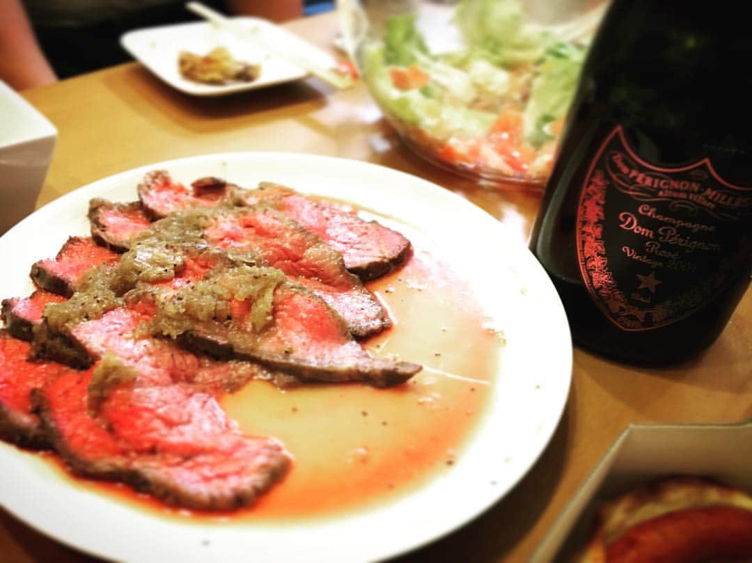 加織のインスタグラム：「大人はパパお手製ローストビーフとシャンパンで乾杯でした🎄🍾🍴✨ パパの作る料理はとーーっても美味しいのです❤️❤️」