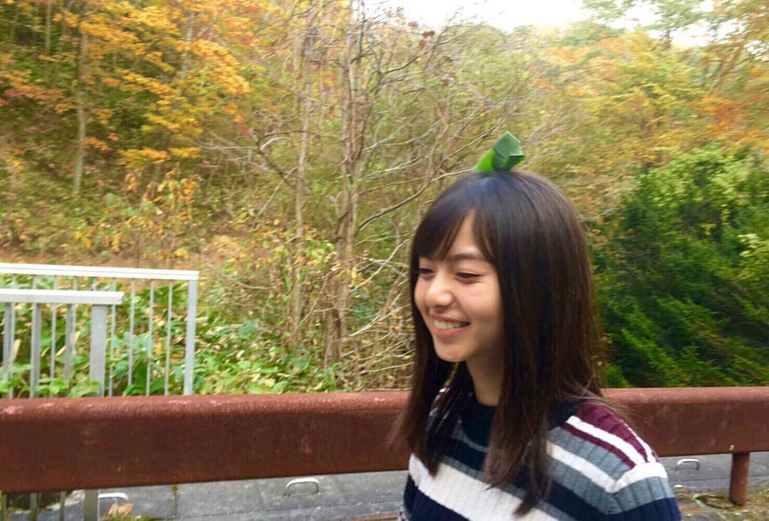 齋藤飛鳥 写真集『潮騒』のインスタグラム：「頭に葉っぱで作った小舟を乗せて そのままどこかへ歩いて行くの？  #小舟 #あしゅ足湯 #潮騒」