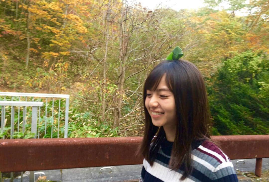 のインスタグラム：「頭に葉っぱで作った小舟を乗せて そのままどこかへ歩いて行くの？  #小舟 #あしゅ足湯 #潮騒」