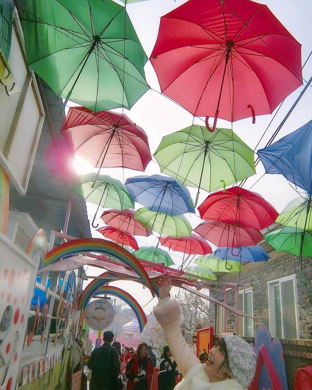 浅井麻里さんのインスタグラム写真 - (浅井麻里Instagram)「. #韓国 で来てみたかった場所の一つ❤️😍 #仁川松月洞童話村 💕💕 可愛い#フォトスポット たくさんあるのー！ . ここは、#傘 の道☂️ #ポルトガル に、こんな感じで 色とりどりの傘で空をうめつくすお祭りをする 小さな町があるみたいで、 いつか行きたいと思ってたんだけど、 思いがけず夢がちょっと叶っちゃった❤️😋 . . #クリスマス韓国旅行の思い出 #🇰🇷 #韓国mari#genic_pt#peach公式アンバサダーになりたい」12月30日 17時26分 - mari_asai_625
