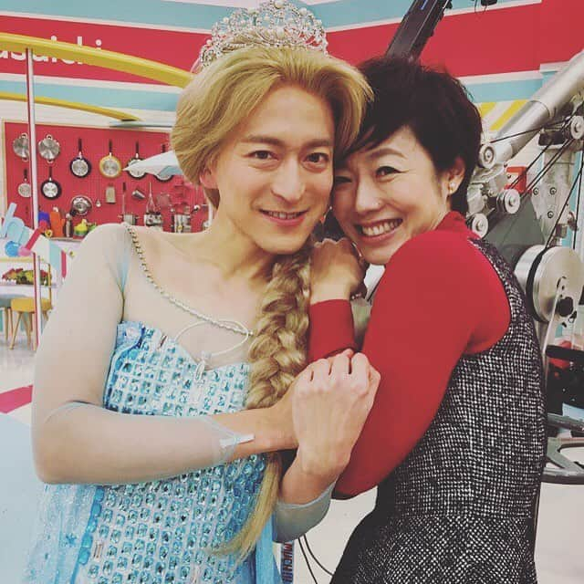 あさイチさんのインスタグラム写真 - (あさイチInstagram)「あさイチ美人姉妹❤️ すこ〜しも寒くないわ♫☃️❄️ #ありのままの #上腕二頭筋 #鍛えてます #ありのままで #雪の女王？ #すごい雪だるま作れそう⛄️ #篠山輝信 さん#アッキー #出たトコ #プリンセス(#princess) #有働由美子#うどん #新境地#ハイレベル！ #コスプレ#コスプレイヤー？ #タグセタ🏷 #nhk #あさイチ #8時15分から #ことしも明日でラスト‼️ #良いお年を♫」12月30日 17時50分 - nhk_asaichi