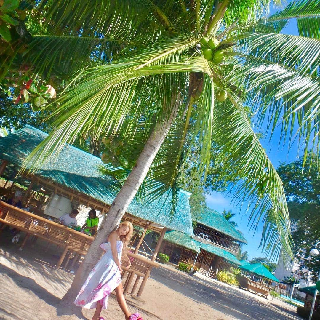 ゆきぽよさんのインスタグラム写真 - (ゆきぽよInstagram)「ココナッツできてた🌴🌺 #coconut #philippines #beach #砂浜 #夏 #gal #ギャル #ココナッツ #summer #summerfun」12月30日 21時08分 - poyo_ngy