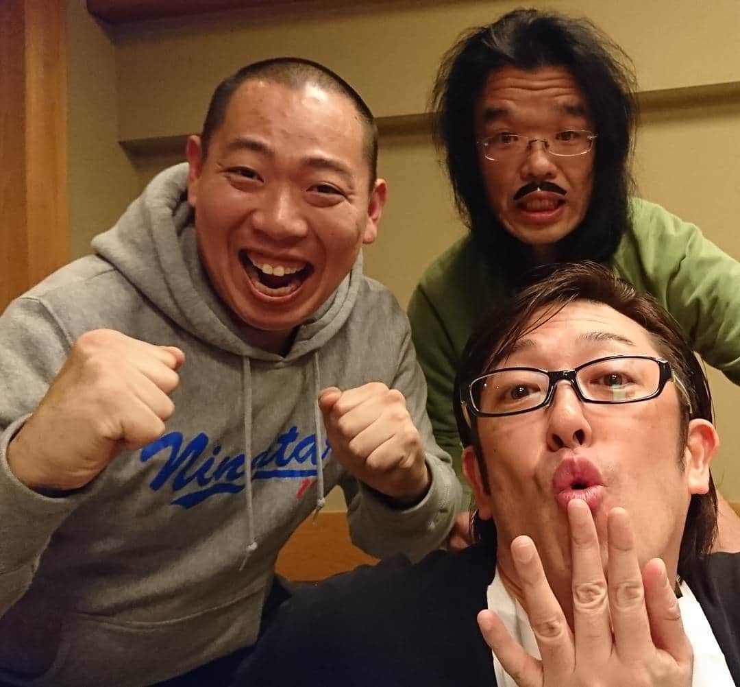 松本康太さんのインスタグラム写真 - (松本康太Instagram)「森三中の黒沢さんのモノマネしている『ですよ。』と馳浩さんのモノマネをしている『しんじ(キュートン)』さん8(*^^*)8  #ですよ #森三中 #黒沢かずこ #モノマネ #しんじ #キュートン #馳浩 #ものまね #お笑い芸人 #レギュラー松本 #あるある探検隊」12月31日 6時21分 - aruarutankentai.matsumoto