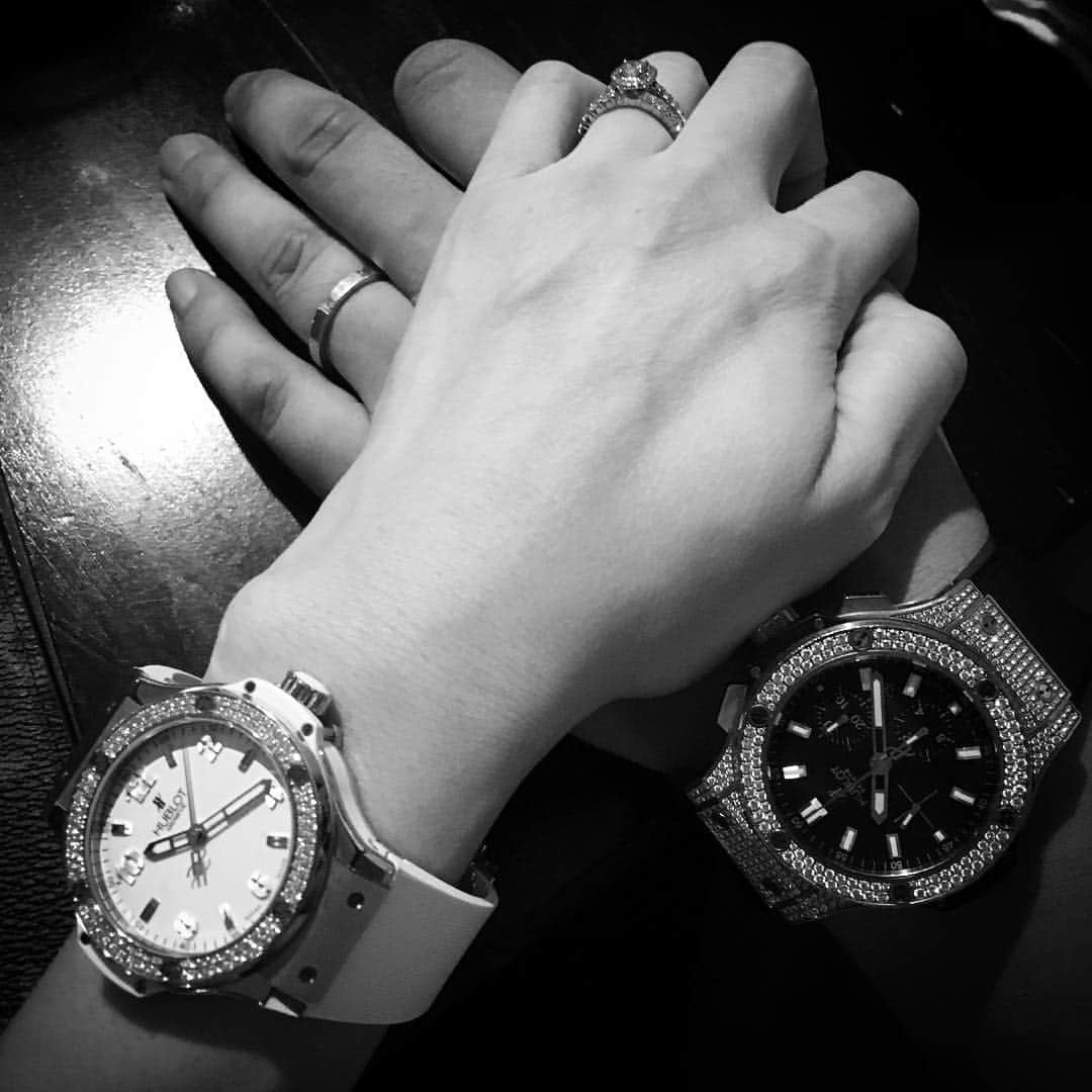 加織のインスタグラム：「2016.12.25で夫婦になって2年でした💍✨ 他人が家族になり、子が産まれ、毎日の日々の中で沢山の事があるけれど… これからも同じ時を刻んで、シワシワになってもこの手を繋いでいようね💕」
