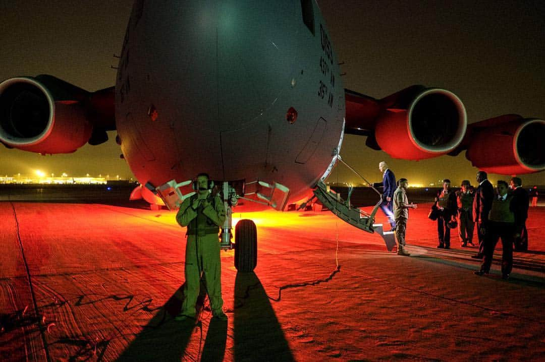 ジョー・バイデンのインスタグラム：「Now boarding: @VPPhotog shot this photo of the Vice President boarding a C-17 after visiting Baghdad, Iraq in April. Check out @VP Biden and @DrBiden in the 2016 #YearInPhotos by clicking the link in the bio. go.wh.gov/YearInPhotos」