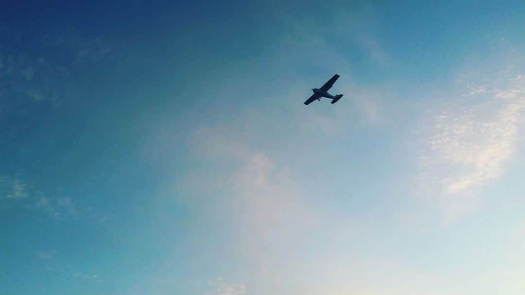 CANVASのインスタグラム：「. GOOD BYE 2016 HELLO 2017 . 今年もたくさんの出逢いにご縁に感謝します！ . とある星占いによると、2017はゼロから1を生み出す年になるそうです！ . 明日からの一年、きっと皆様にとってクリエイティブで豊かで、幸せな旅路が始まりますよう、心からお祈りしております...✈️🌈 . #LifeisaJourney #FlyAway #canvasmagazine  #thankyoualways」