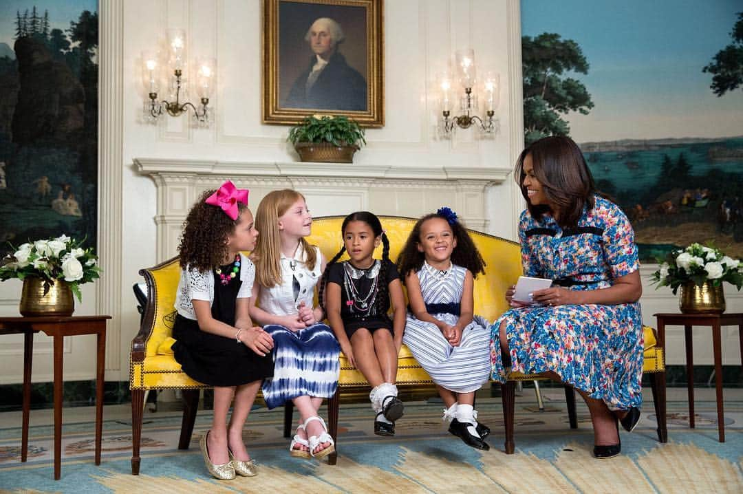 ミシェル・オバマのインスタグラム：「Go behind the lens with @WhiteHouse photographers. 📸Head to the link in the bio to see this year’s selections as chosen by Chief Official White House Photographer @PeteSouza. #YearInPhotos」