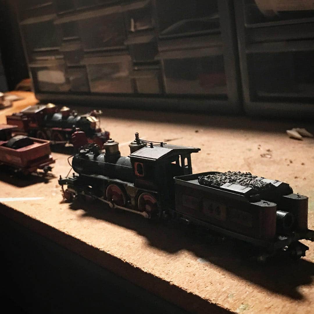 小林尊のインスタグラム：「Reminder of Uncle Sugiyama's train obsession.  #Steamtrain 四日市の椙山先生(満おじさん)の鉄道模型。ほとんどは美術館に寄贈、これだけはバーミングハムまできてた。鉄道模型の世界の礎を築かれた大先生。 #modelrailroad #modelRailway #椙山満 #鉄道模型ファンクラブ元会長 #日本シトロエンクラブ元会長 #四日市市郷土史研究会元会長」