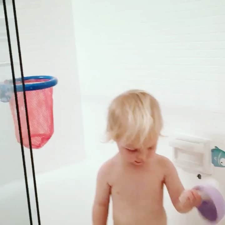 グラハム・フィリップスのインスタグラム：「Big things coming Owen's way in 2017. 🎉🏀🛀🏻」
