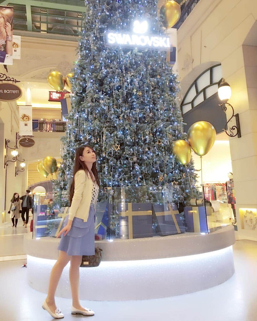 和多田藍のインスタグラム：「こちらはまだまだツリーがたくさん出ています🎄💕 お部屋で私も紅白見てました🎤 時差が一時間あるので、もうすぐカウントダウンです🎆 #澳門 #澳門巴黎人 #parisianmacao #parisianmacau  #christmastree #instagood #instalike #instadiary #instapic #instaphoto」