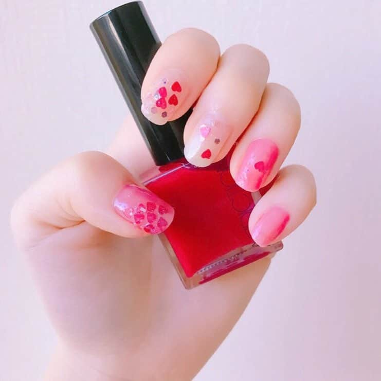 松野莉奈のインスタグラム：「nail💅💓 自分でやるの難しいけど、楽しいなぁ😳 #nail #selfnail #Heart💖 #pink  #red #ADDICTION」