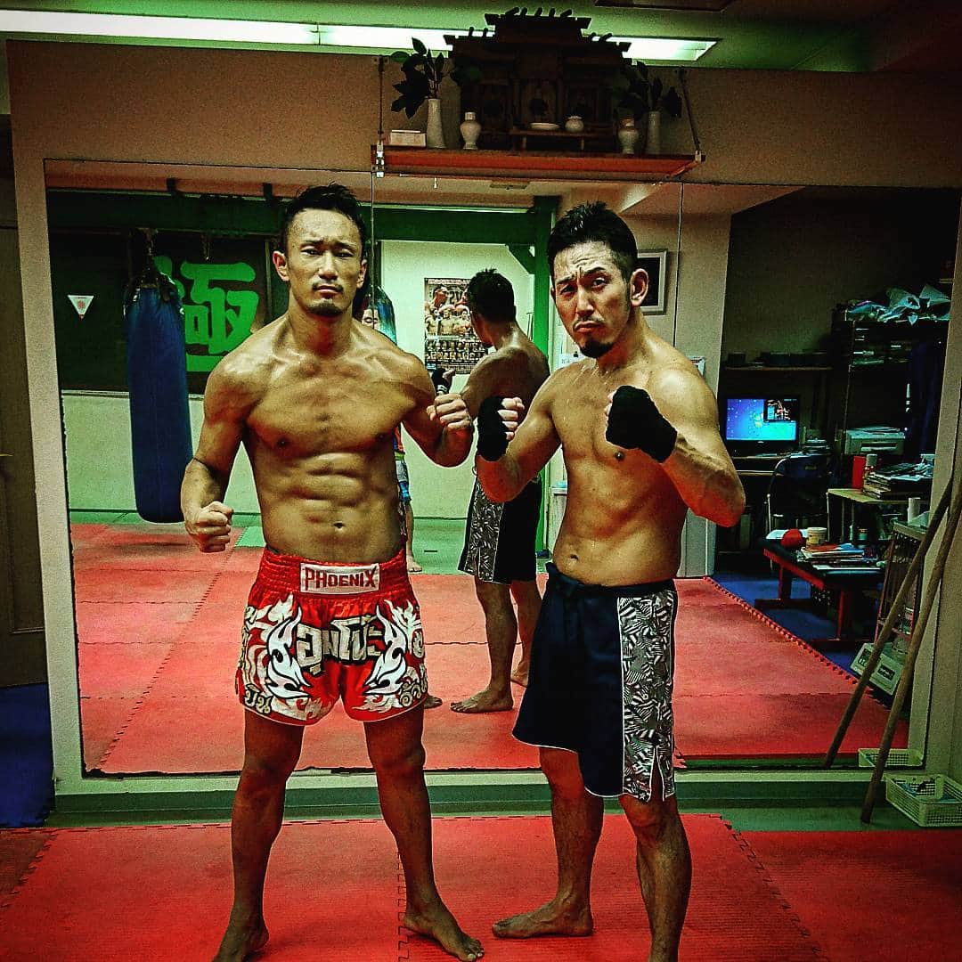 梅野源治のインスタグラム：「2016年、最後の練習！ 清吾さんと♪ 来年の２月に俺はKNOCKOUT・清吾さんはNKBで日本ミドル級タイトル戦。  #二人して勝ちましょう #西村清吾 さん #梅野源治 #チームKOK #練習 #キックボクシング #ムエタイ #バークインスタイル #フェニックスジム #PHOENIXGYM #BARKinSTYLe #training #Kickboxing #muaythai #GenjiUmeno #2016」