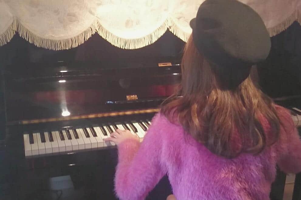 平木愛美のインスタグラム：「２０１６大晦日。  おばぁちゃんおじぃちゃんに聴いてもらう、ピアノ💘 家族と従姉妹と親戚とみんなでお鍋を囲んで年越し蕎麦を食べて🌹  原点な大切な空間にパワーを貰って、２０１７年にむかいます！ ♡♡♡ #family #love #thankyou #愛美ぴあの #岡山 #津山」