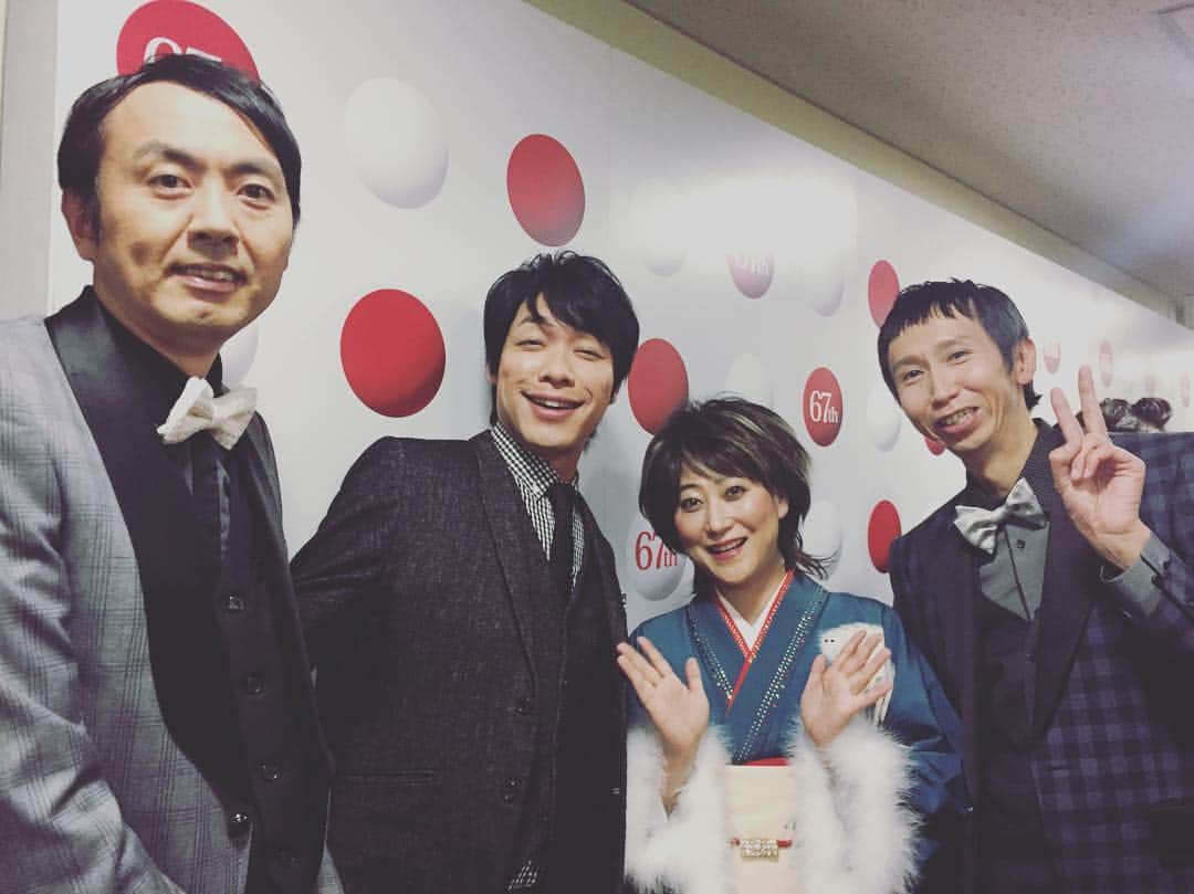 川島明のインスタグラム：「初めて紅白歌合戦のステージにお邪魔させていただきました。 来年もこんな面白い人達に囲まれて仕事できるように頑張ろ。 皆さまよいお年を！」