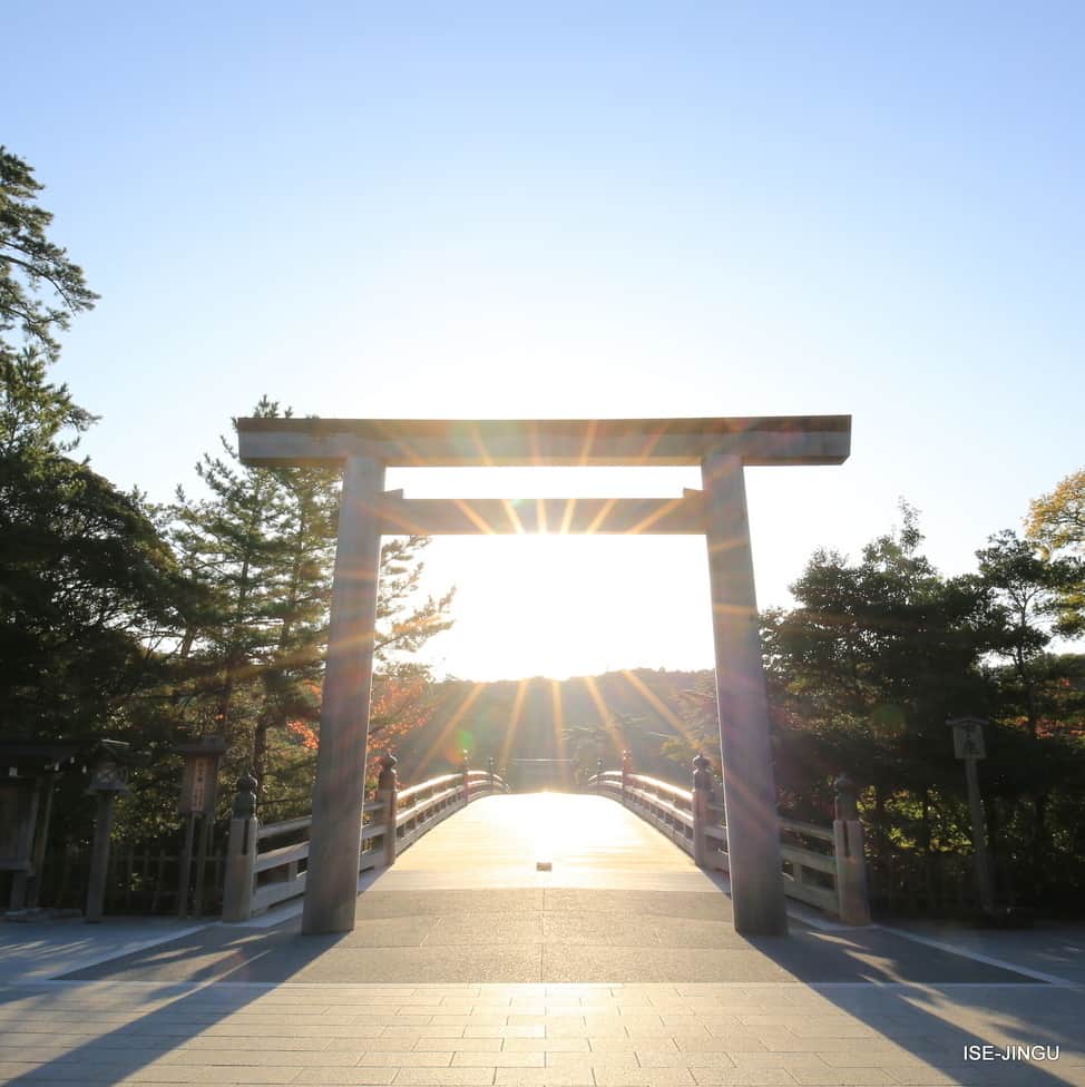 伊勢神宮さんのインスタグラム写真 - (伊勢神宮Instagram)「#伊勢神宮 #神宮 #心のふるさと #謹賀新年 #新春 #初詣 #内宮 #宇治橋 #鳥居 #日の出 #ISEJINGU #JINGU #SOUL_of_JAPAN #Shinto #Naiku #Ujibashi_Bridge #Sunrise」1月1日 9時01分 - isejingu.official