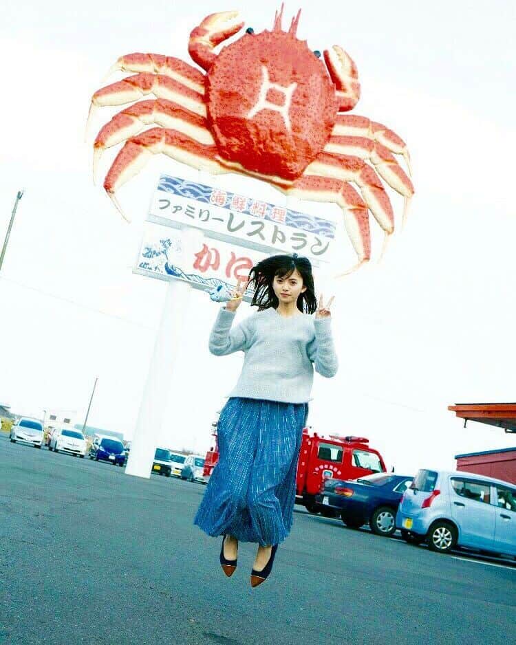 のインスタグラム：「2017新年明けましておめでとうございます。写真集発売まであと少し！盛り上がっていきましょう。  てことで 飛鳥さんのピースと見せかけてカニのポーズでジャンプ！で新年スタート🦀  #カニジャンプ #2017 #潮騒  #ピースじゃないよカニだよ #縁起がいい #発売まであと少し #カニが大好物」