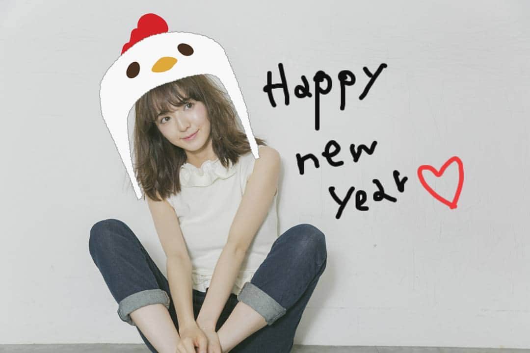 のインスタグラム：「２０１７年❤ 明けましておめでとうございます。  酉年の年おんなです。  愛しい年になりますように。」