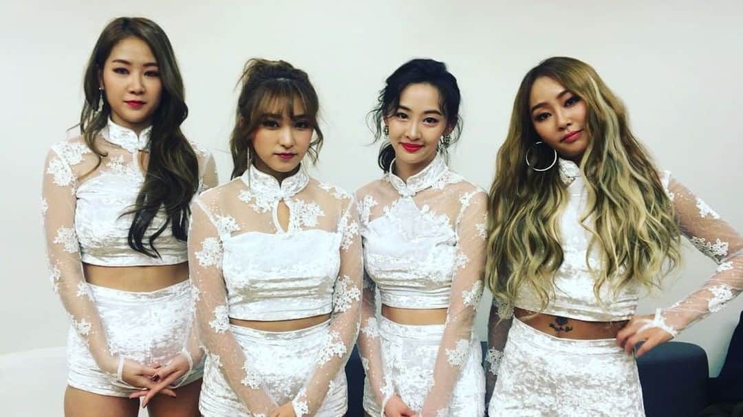 SISTERのインスタグラム：「[#SISTAR] #씨스타 와 함께한 2016년!🐵 한 해 마무리 잘 하시고 2017년!🐔 정유년에도 씨스타와 함께 행복한 한 해 되시기 바랍니다!🙌 #STAR1 여러분! 새해 복 많이 받으세요!🙇 #항상_감사합니다 👯👯❤️」