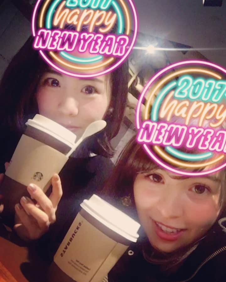アイシスのインスタグラム：「🎉HAPPY NEW YEAR 🎉 今年もよろしくお願いします☺️✨ まさふぃと初詣きたー🤗！！ @masafii  #happynewyear #2017 #年女 #酉年 #酉 #🐔 #カリブの海賊 #今年もよろしくね #instadaily #instamood #初スタバ #starbucks #シモキタ #初サンライズ #みれるかな #みる前に帰って寝たい」