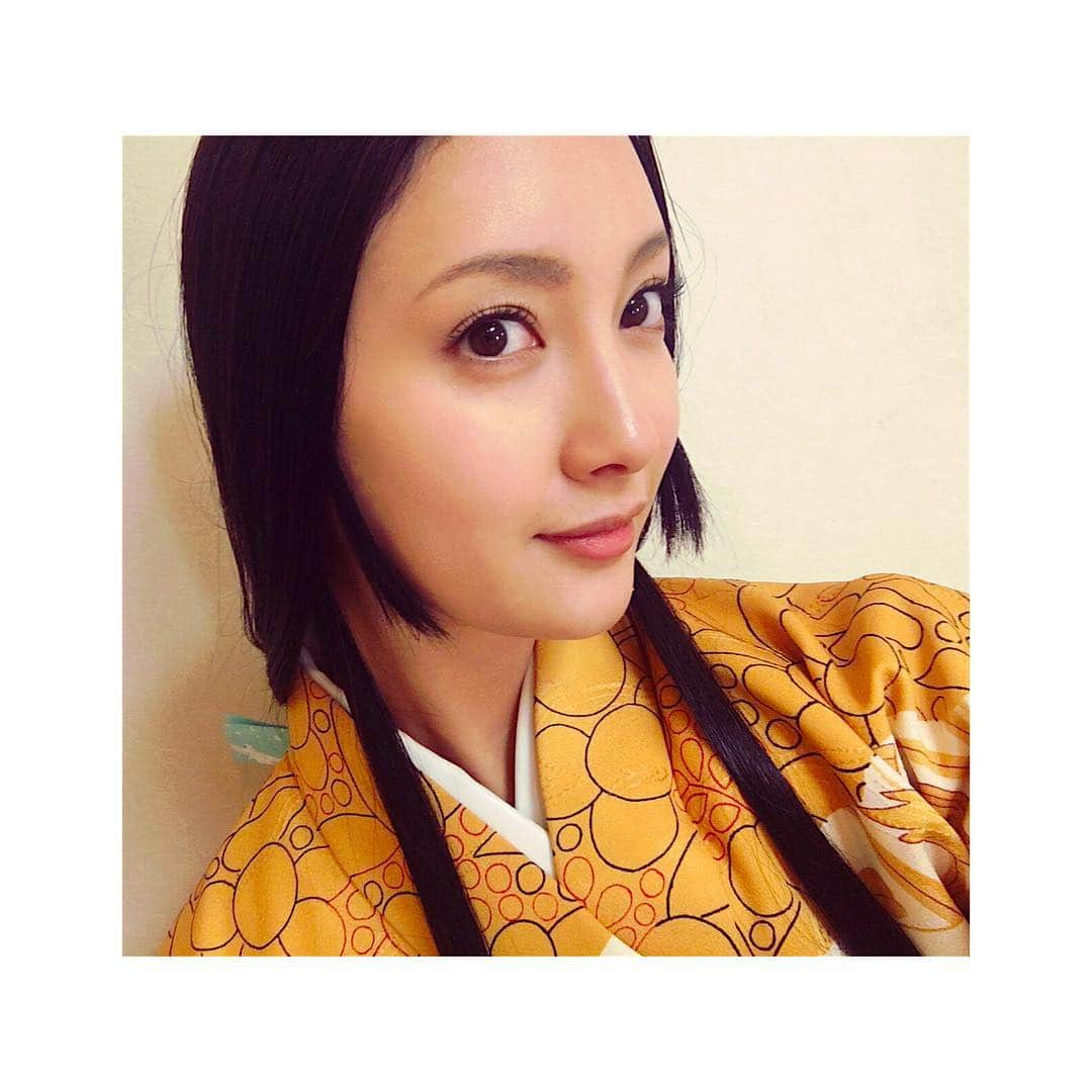 菜々緒さんのインスタグラム写真 - (菜々緒Instagram)「新年あけましておめでとうございます🇯🇵 ・大河ドラマ #おんな城主直虎 ( @nhk_taiga_naotora ) ・TBS日曜劇場 #ALIFE 〜愛しき人〜 ( @a_life_tbs ) ・公開中 映画 #土竜の唄香港狂騒曲 ・7月公開 映画 #銀魂  今年もよろしくお願いします✌️」1月1日 7時09分 - nanao_official