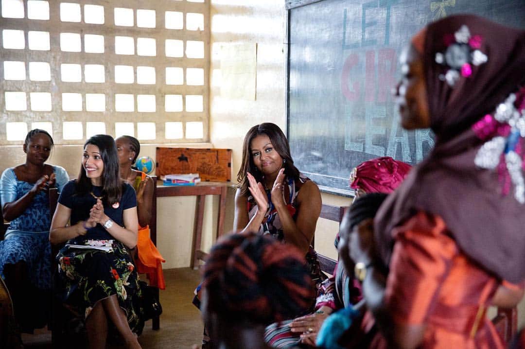 ミシェル・オバマのインスタグラム：「This photo was captured by @WhiteHouse photographer Amanda Lucidon in a classroom at R.S. Caulfield Senior High School in Unification Town, Liberia during the First Lady’s visit in support of #LetGirlsLearn. Take a look back at 2016 with @PeteSouza’s #YearInPhotos: go.wh.gov/YearInPhotos」
