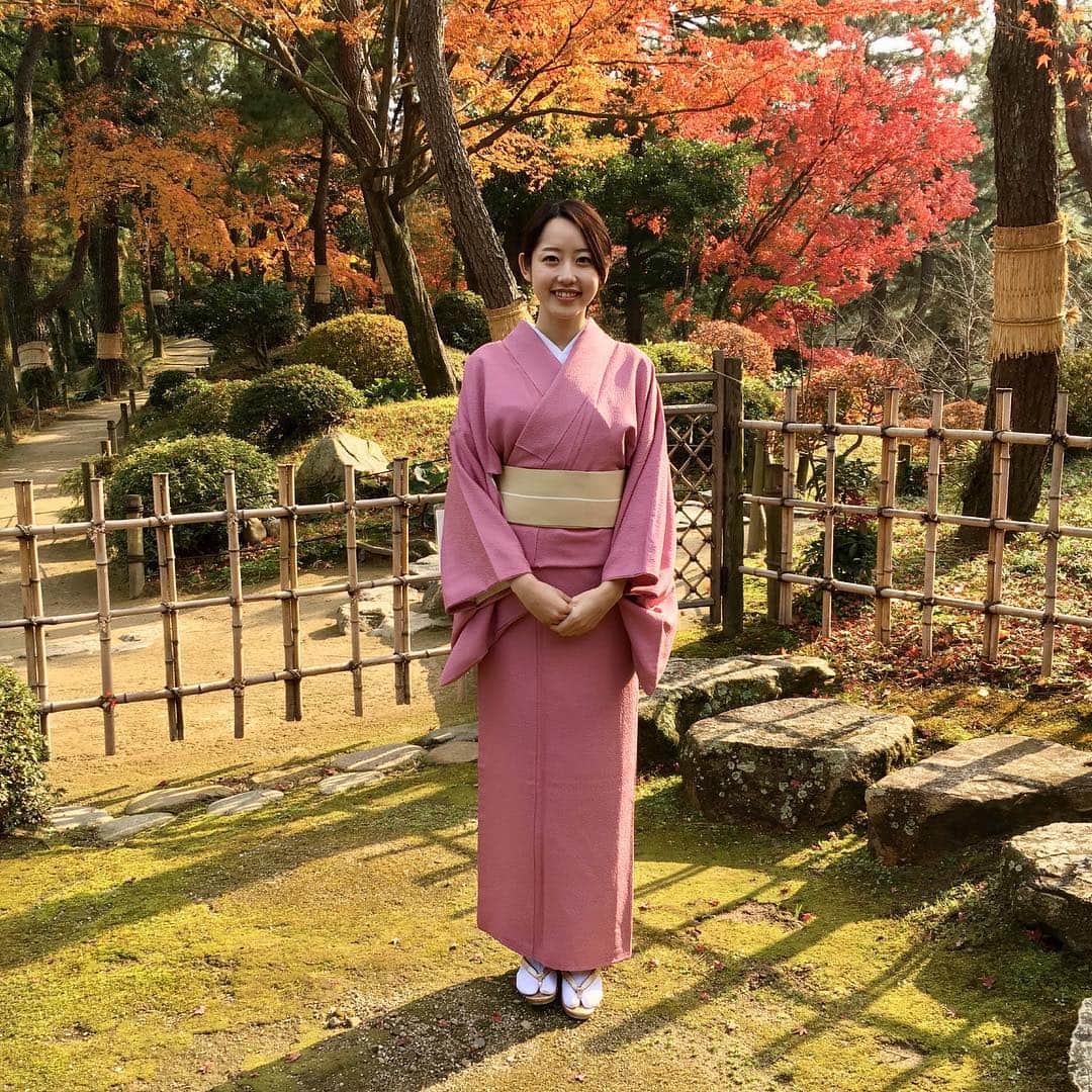 河村綾奈のインスタグラム：「新年あけましておめでとうございます。 2016年は本当に貴重な経験をたくさんさせていただきました。 2017年、更にステップアップできるよう、もっと勉強しなくっちゃと決意を新たにしています。 いつも楽しく、いつも笑顔で。 感謝の心を忘れずに。  まだまだひよっこの私ですが、 本年もどうぞよろしくお願い致します。  河村綾奈  #2017年 #酉年 #新年のご挨拶」