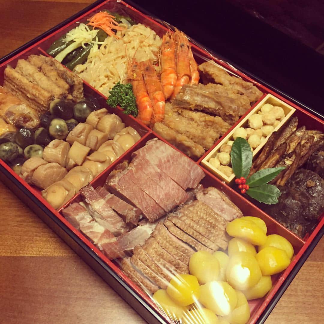 千秋さんのインスタグラム写真 - (千秋Instagram)「あけおめ⛩ さっきの和食おせちに続いてこちらは聘珍楼の中華おせち✨」1月1日 12時46分 - chiaki77777