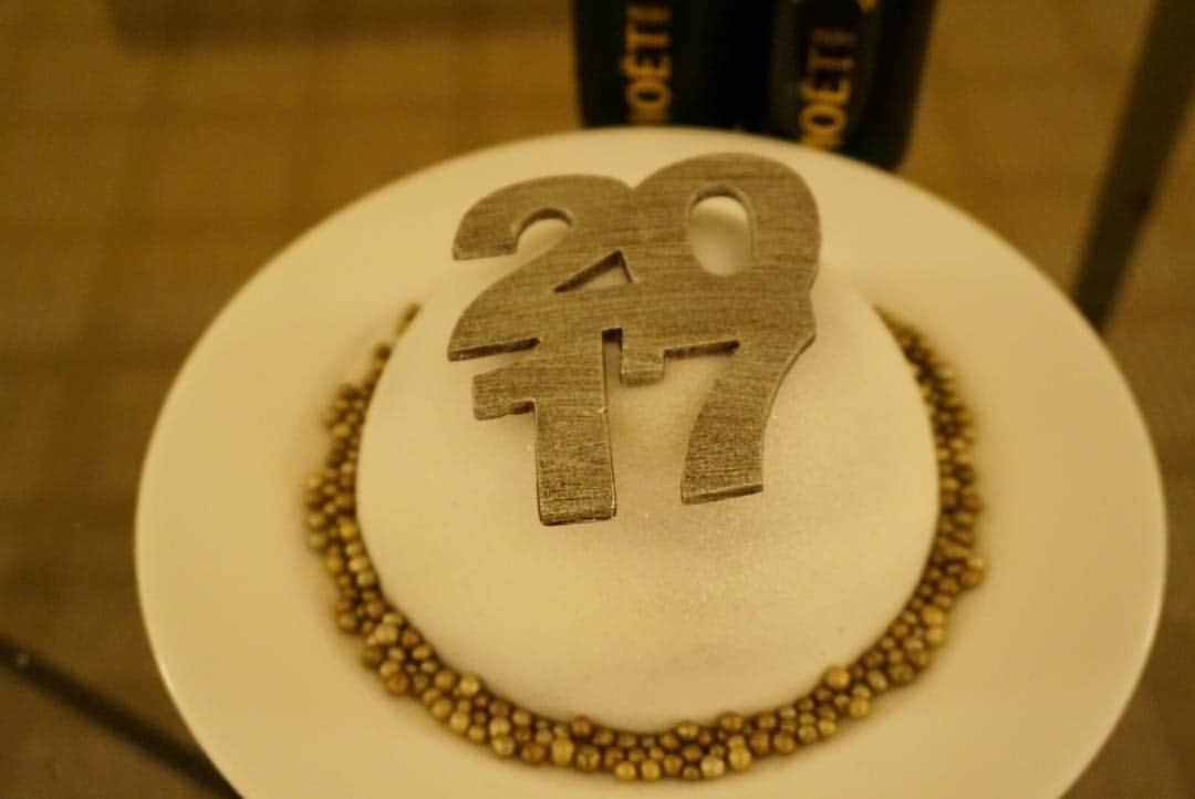 塩尻奈都子のインスタグラム：「HAPPY NEW YEAR♥︎♥︎♥︎ . みなさま今年も宜しくお願いします◡̈◡̈◡̈ . #happy2017 #LA #部屋に置いてあったけどなんやろこれ #今年もお仕事頑張ります#ドデボンバー」