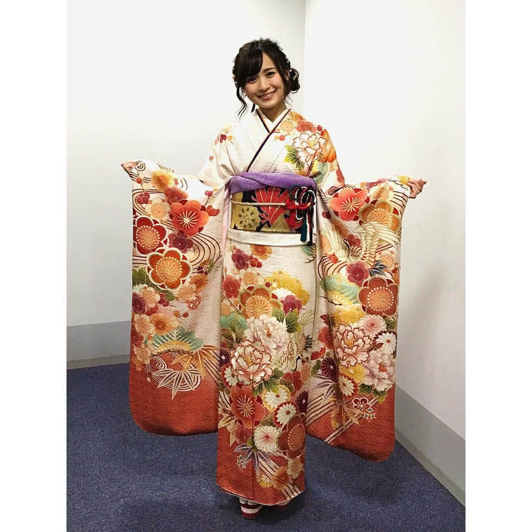 繁田美貴さんのインスタグラム写真 - (繁田美貴Instagram)「*＊ あけましておめでとうございます！ 今年もよろしくお願い致します！！ #2017年 になりましたね♪ #早速ですが、、 #お知らせ です☆ #今日 1/1(日) 20:54〜 #THEカラオケバトル の #放送 あります！ #U18 #アマチュア #大学生  #世代の壁 を超えた #統一王座決定戦 を #3時間スペシャル でお送り致します！！ #お正月 から  #ハイレベル な #バトル が繰り広げられましたよ☆ #ぜひご覧下さいね♪ #結婚 したのに #振袖 着ちゃってますが、、(汗) #どうか #大目に見て下さい〜。。(笑)」1月1日 14時55分 - handa_miki