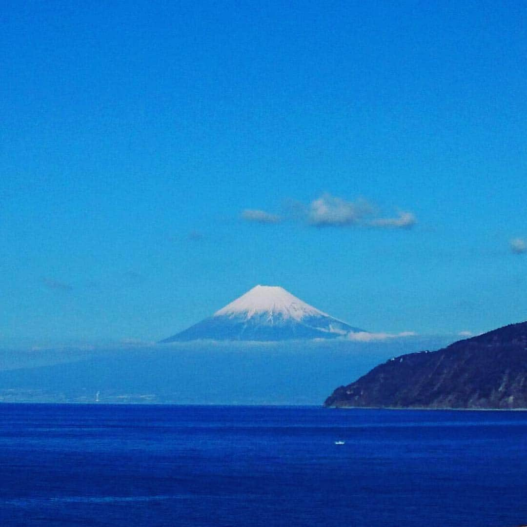 佐藤勇のインスタグラム：「みなさんあけましておめでとうございます！ 年末は家族で旅行にいきました！ 今年もよろしくお願いします。  #家族旅行#年末#お正月#おせち料理#富士山#1月1日#元旦#今年もよろしくお願いします」