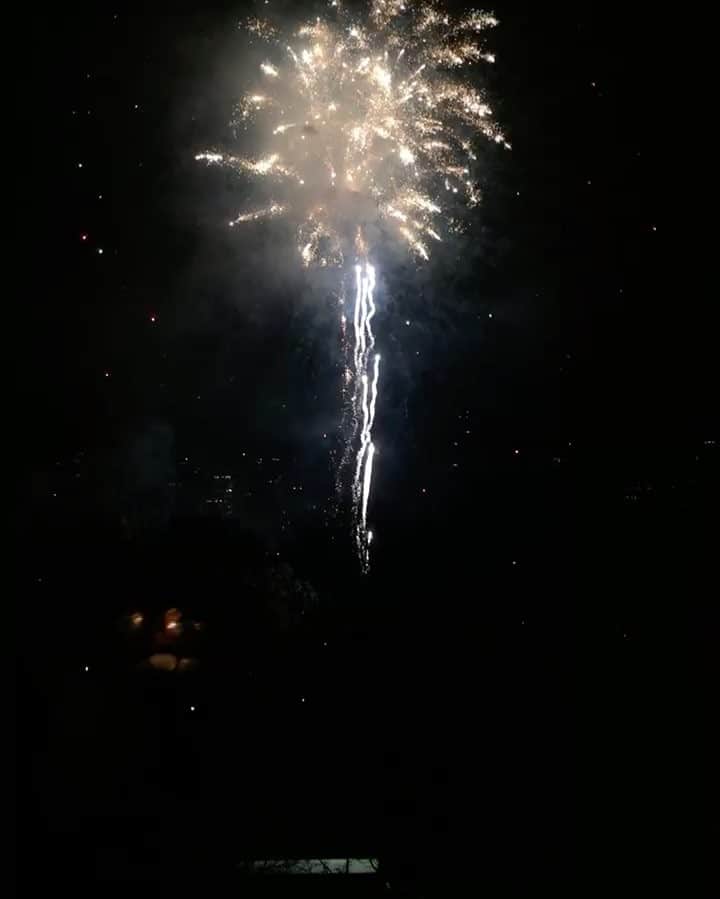 彩星りおんのインスタグラム：「Happy New Year‼︎ I watched fireworks from the Dakota apartments🎆That was amazing‼︎ こちらも2017年になりました！ 明けましておめでとうございます🙈🐓 お友達のお家から年越しの花火を見ました😊シャンパンとケーキで乾杯でしたが、ついつい「たーまやー」と叫んでしまうあたりは日本の心を全然忘れておりません。 本年もよろしくお願い致します💓💓💓 #happynewyear #newyork #fireworks #2017 #dakotaapartments #nyc #familyandfriends #hapiness #instanyc #instalife #lifeinnyc #nyclife #2017年 #年越し花火 #ニューヨーク #ニューヨーク生活」
