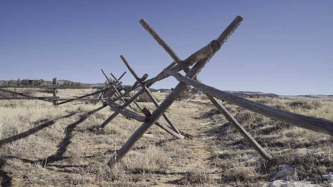 イーサン・エンブリーのインスタグラム：「While driving across the country I found online the coordinates of where Matthew Shepard paid the ultimate sacrifice so we could all move toward a more inclusive and loving society. The actual site of his murder was dismantled by the property owners but this is the remaining portion of the fence he was killed on. May his life never be forgotten. 41 18 07.90 N 105 31 03.67 W」