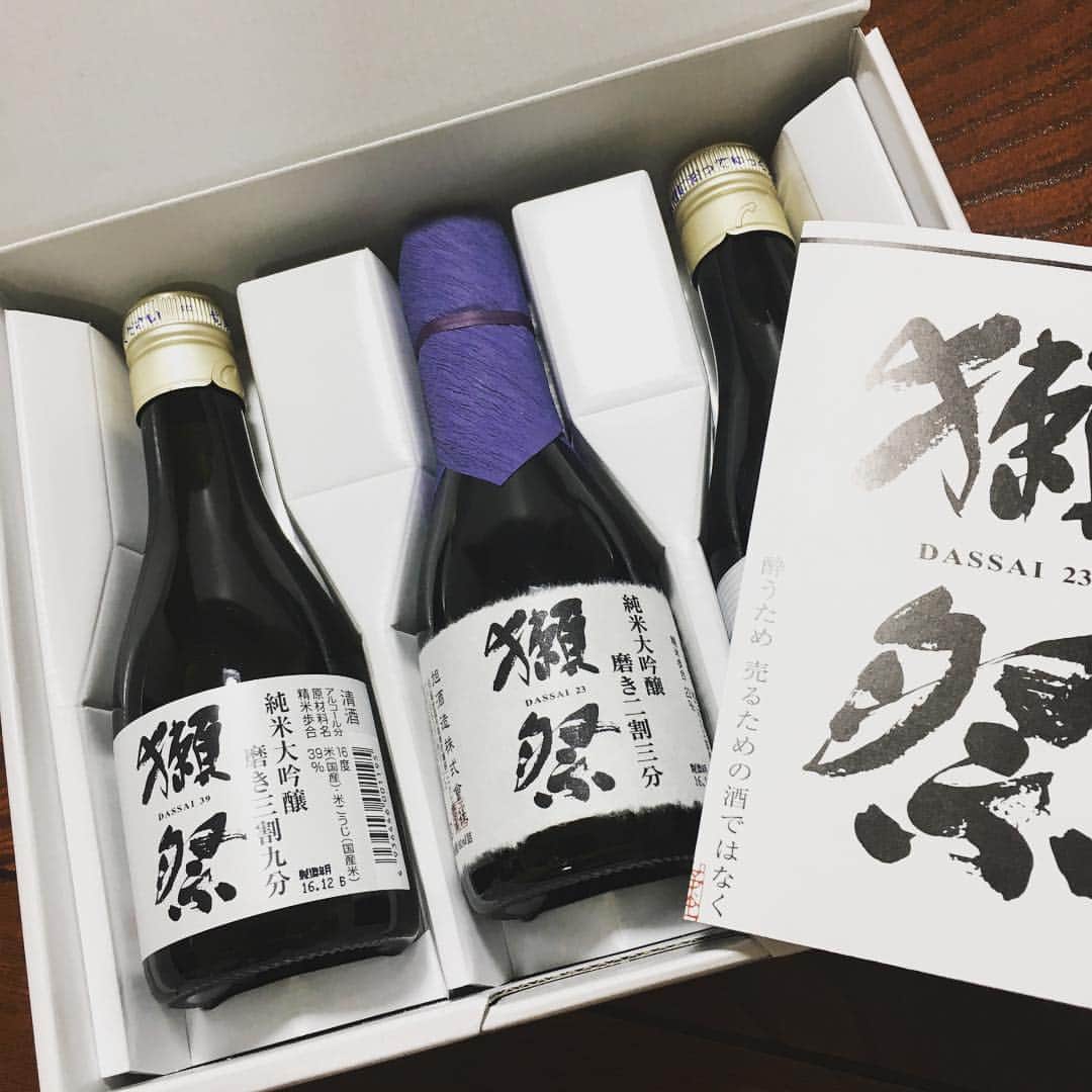 小貫智恵のインスタグラム：「お寿司と獺祭ー。 2017年幸先よいー。 ぺろりと飲んでしまいました。 しあわせだなあ。 #今日は日本酒」