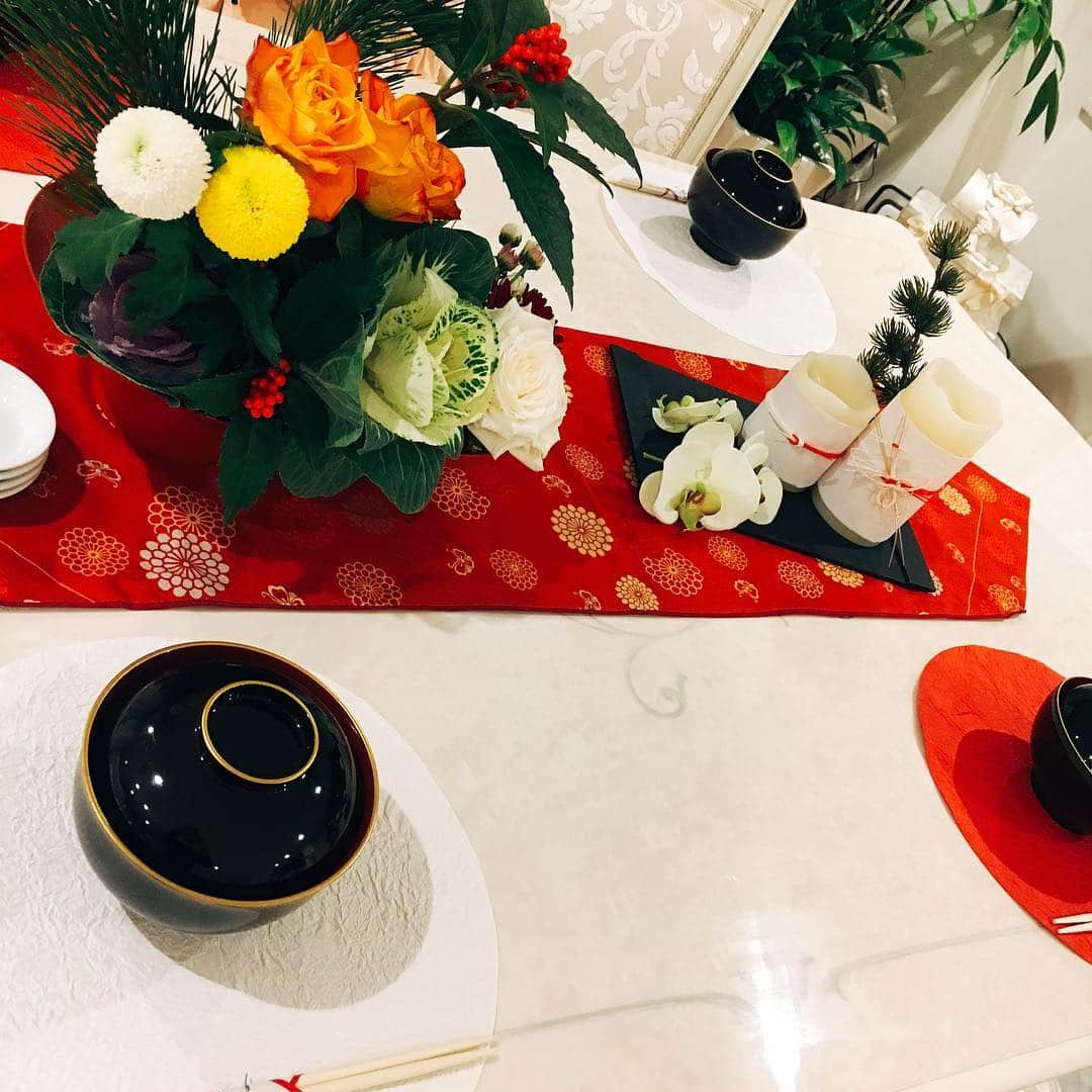 渡辺美奈代さんのインスタグラム写真 - (渡辺美奈代Instagram)「紅白テーブルコーディネイト  #紅白#華やか#お正月」1月1日 23時37分 - watanabe_minayo