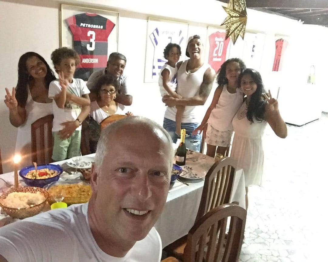 アンデルソン・バンバのインスタグラム：「Feliz Ano Novo A Todos. Obrigado Senhor🙌🏾 Vamos Com Tudo✌🏾Salve Jorge🙌🏾 Frohes neues Jahr 2017」