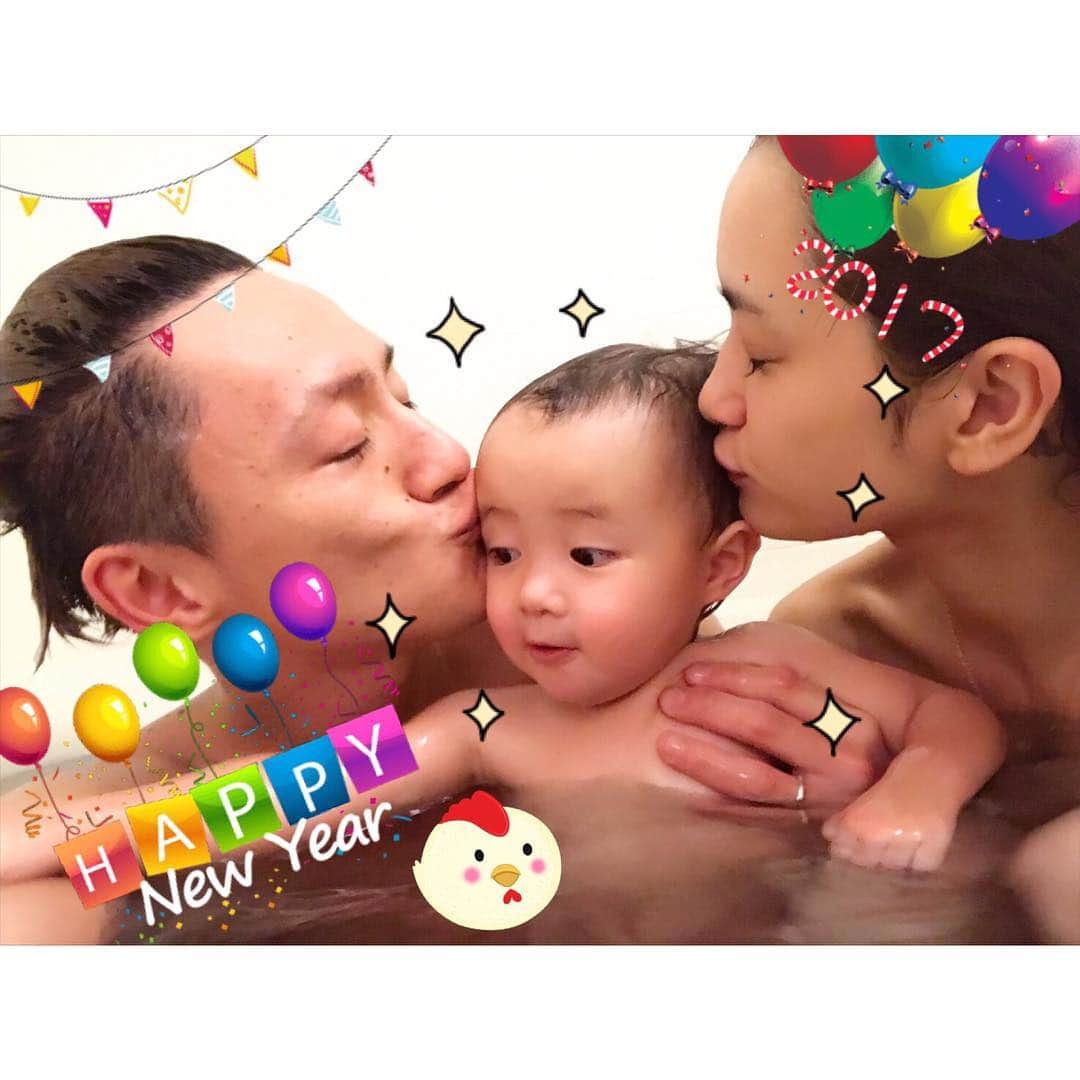 内山麿我のインスタグラム：「A Happy New Year🌟 今年も一年最高な年になりますように！ 健康第一、家族第一^ ^  #family #風呂 #bath #tokyo #japan」