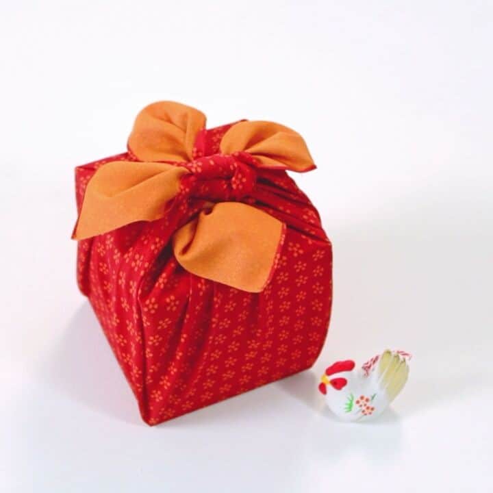 くらしのイロドリのインスタグラム：「【お正月】重箱に入ったおせち料理を風呂敷で包んで、素敵な新年を迎えてみませんか。 （監修：風呂敷専門店「むす美」山田悦子さん） - - - やってみたいと思ったら、ぜひ「#くらしのイロドリ」のタグをつけてご紹介ください。 風呂敷の包み方、知りたいアレンジがありましたら是非教えてください！ - - - #くらしのイロドリ #暮らし #くらし #丁寧な暮らし #暮らしを楽しむ #季節を楽しむ #ラッピング #包む #風呂敷 #むす美 #和 #和雑貨 #和柄 #おせち #重箱 #お重 #お正月 #正月 #新年 #お呼ばれ #fashion #howto #style#wrapping #wrapped#wrap #giftwrap #furoshiki #japan #japanese」