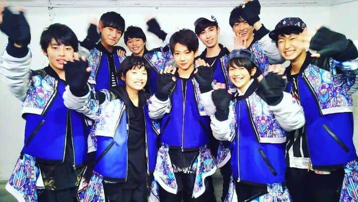 M-ON! MUSIC｜エムオンミュージックのインスタグラム：「彪馬がよくやっているという（笑）、いたずら動画をSUPER★DRAGON仕掛けると......(・∀・) #エムオンミュージックにてsign公開中 #1stimpact #superdragon #毅 #TSUYOSHI #玲於 #REO #ジャン #JEAN #颯 #HAYATE #洸希 #KOKI #壮吾 #SOUGO #彪馬 #HYOMA #和哉 #TOMOYA #楽 #RAKU #ebidan #いたずら動画 #あ動画です #動画 #monmusic #スパドラ @ebidan39kids」