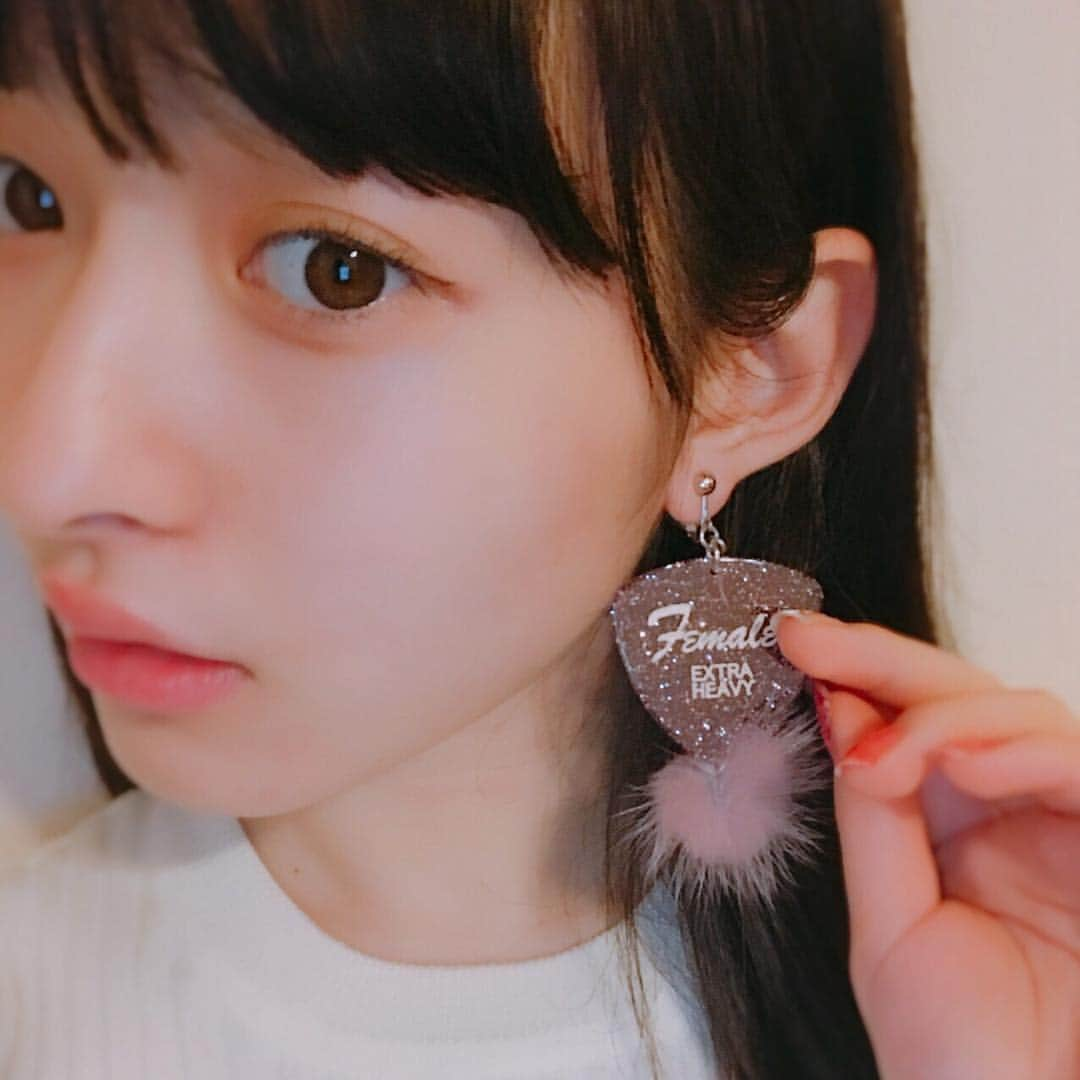 松野莉奈のインスタグラム：「earring💗✨ #お気に入り #アクセサリー #ピックイヤリング #lilLilly」