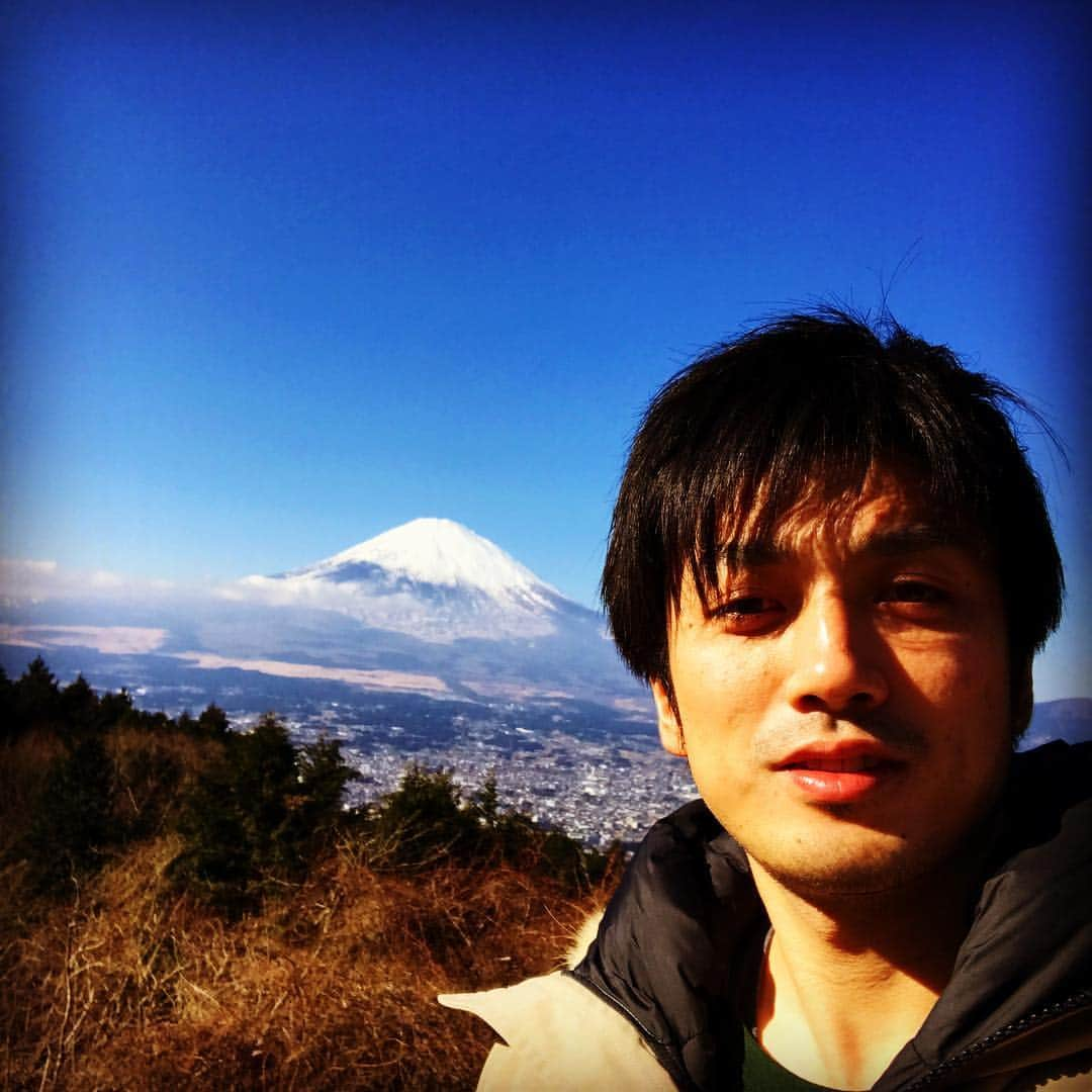 酒井泰滋のインスタグラム：「あけましておめでとうございます🎍 今年もよろしくです。 充実した1年にしていきましょう！  #2017#うしろに富士山 #天気良くてよかった #13年振りのゆっくりした年末年始かな」