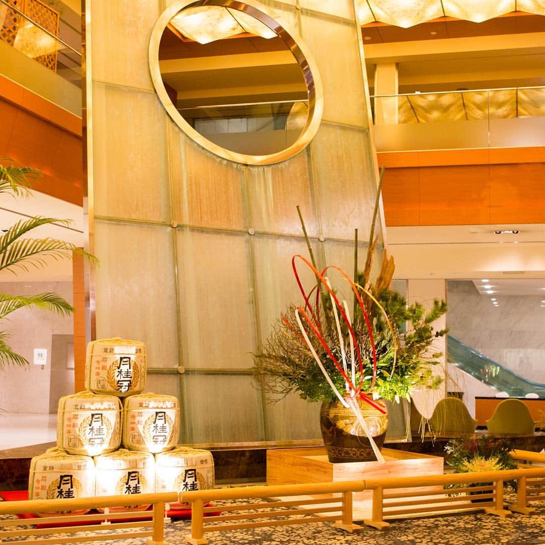のインスタグラム：「ロビーでは、壺花と酒樽でお正月をお祝いしています。　 We celebrate the new year with a flower-arrangement and sake casks at the lobby. #wmkn17 #ウェスティン都ホテル京都  #newyear #thewestinmiyakokyoto #Kyoto  #京都 #新年  #ホテル  #hotel #hotels #westin #お正月 #正月 #ウェスティン  #正月飾り #instanewyear #2017 #お正月飾り  #newyearornament #newyearornaments」