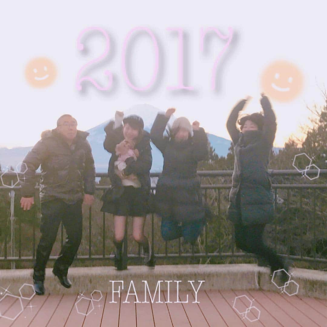 佐倉知里のインスタグラム：「. 富士山の前で家族写真🐰💫 . 今年もよろしくお願いします🎍 . . いええええい♡ . #撮影は姉彼 #夜はきっとトランプ大会 #家族写真 #ティアラ #箱根 #富士山」